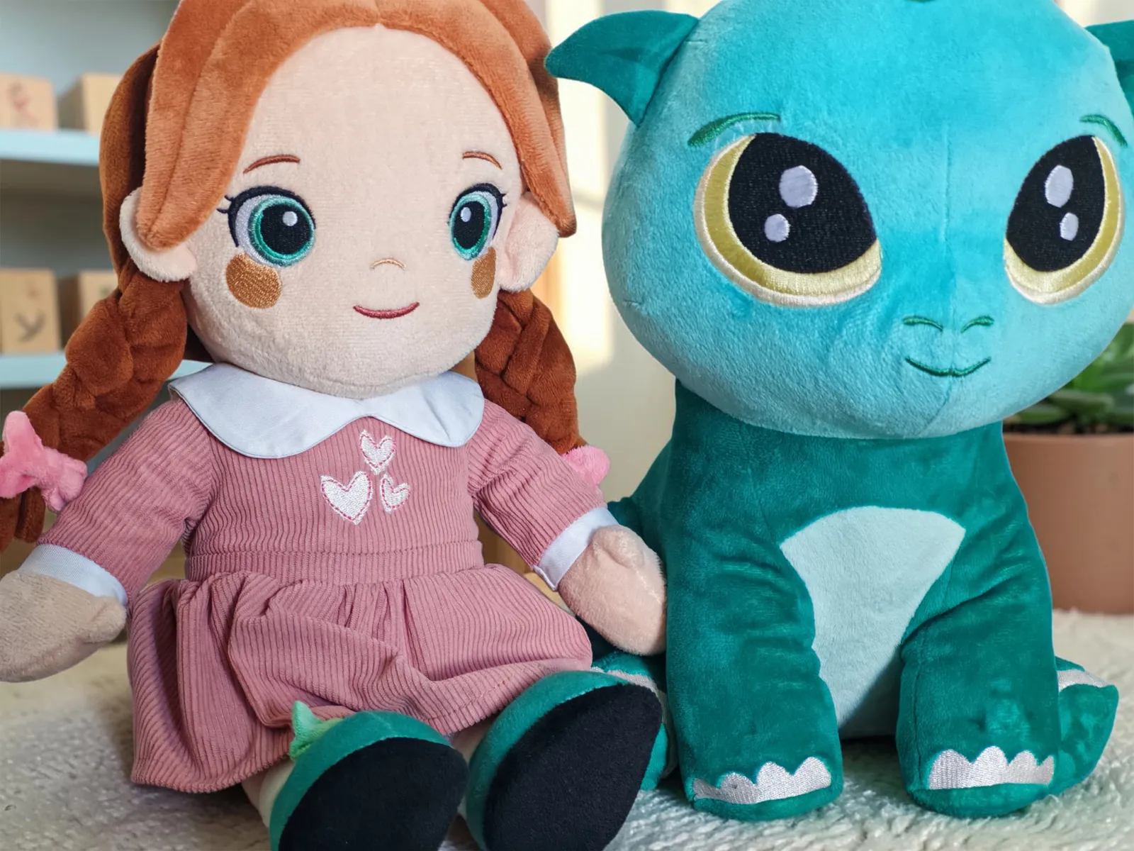 Lotti és Kobi, a három Playnitive plüss közül kettő, egymás mellett ülnek egy gyerekszobában