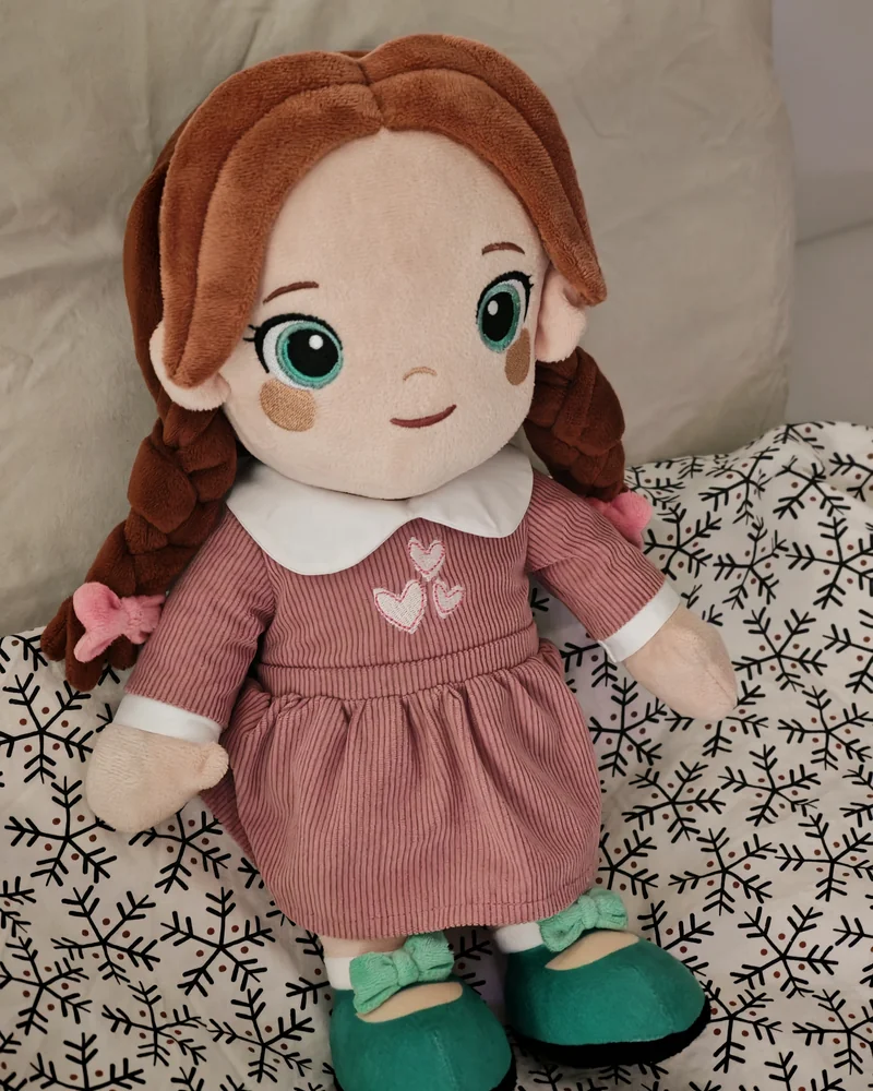 Playnitive Lotti: plüss baba befont vörösesbarna hajjal, poros rózsaszín kordbársony ruhában, türkiz cipőben.